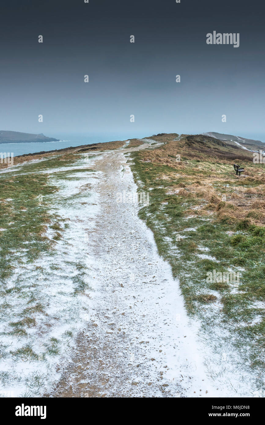 Ein Pfad bestäubt mit Schnee auf Osten Pentire in Newquay Cornwall. Stockfoto