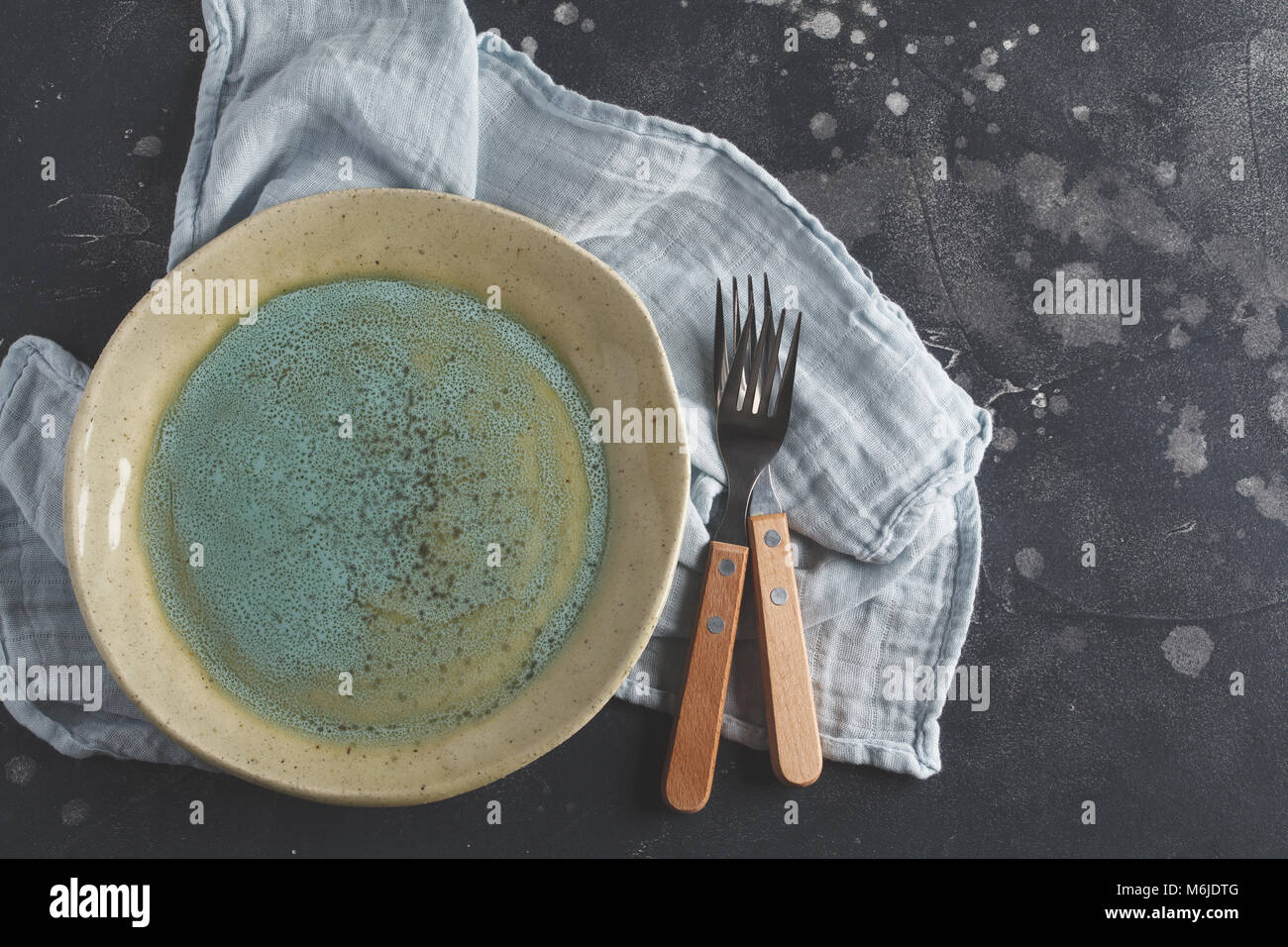 Schöne vintage gelb-blauen leeren Teller auf einem dunklen Hintergrund. Platz kopieren, Ansicht von oben. Stockfoto