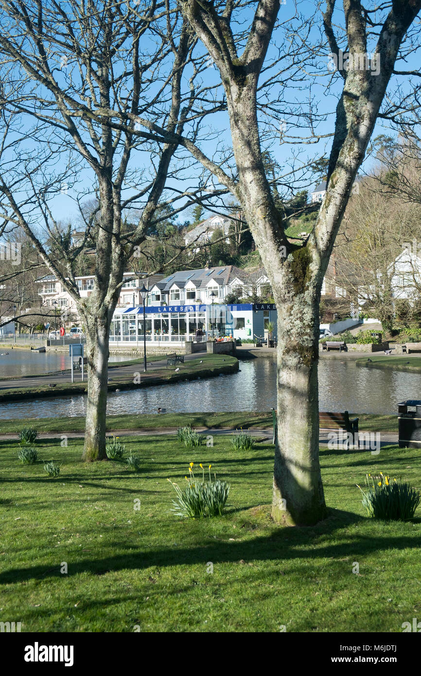 Im Restaurant am Seeufer mit Blick auf trenance See zum Bootfahren in Newquay Cornwall. Stockfoto