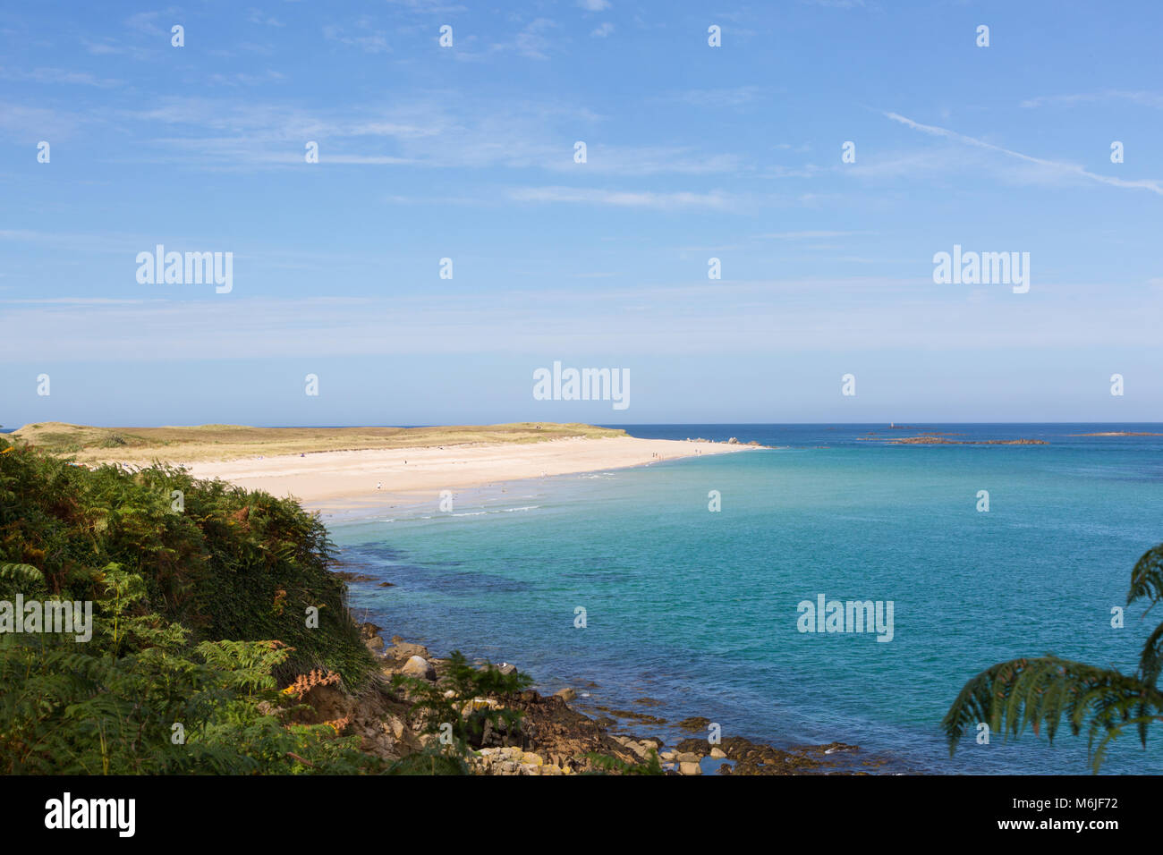 Blauer Himmel über Golden Sand auf den Kanalinseln. Stockfoto