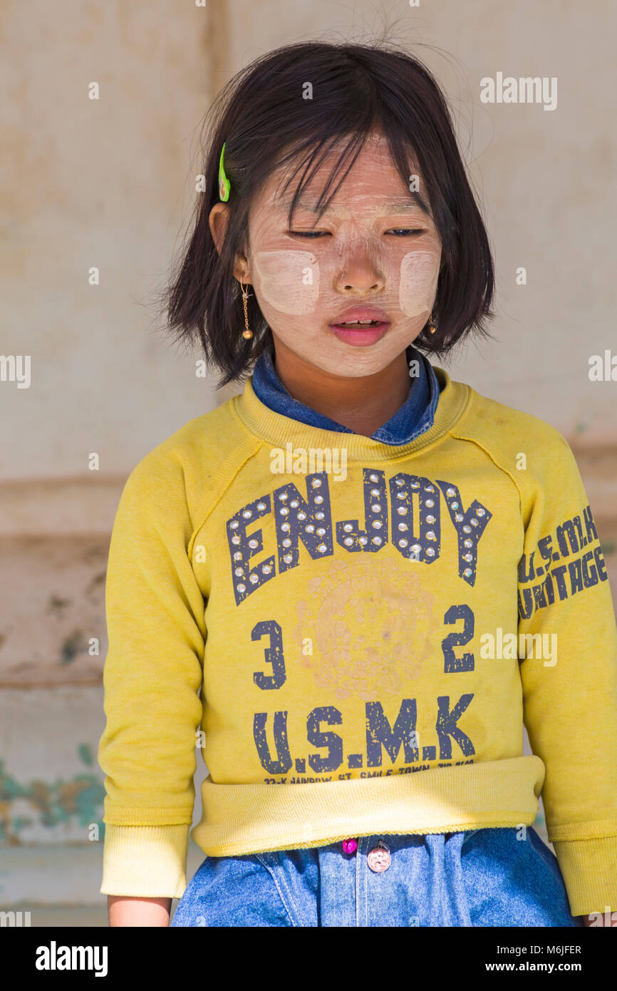 Junges Mädchen mit thanaka auf Wangen an der Shwezigon Pagode in Nyaung U, Bagan, Myanmar (Burma), Asien im Februar Stockfoto