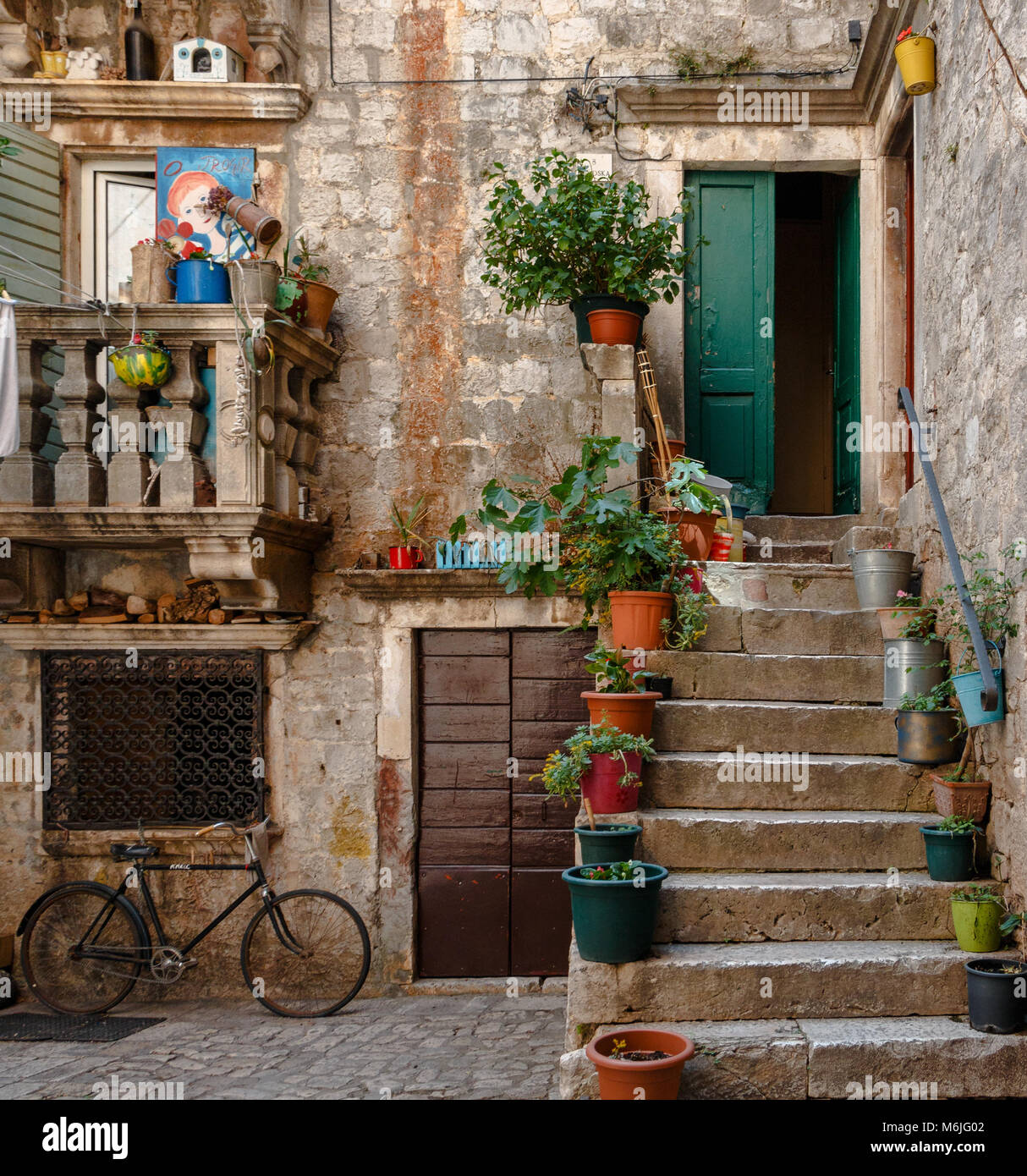 Einen Balkon und Schritte zu einer Tür in Trogir Stockfoto