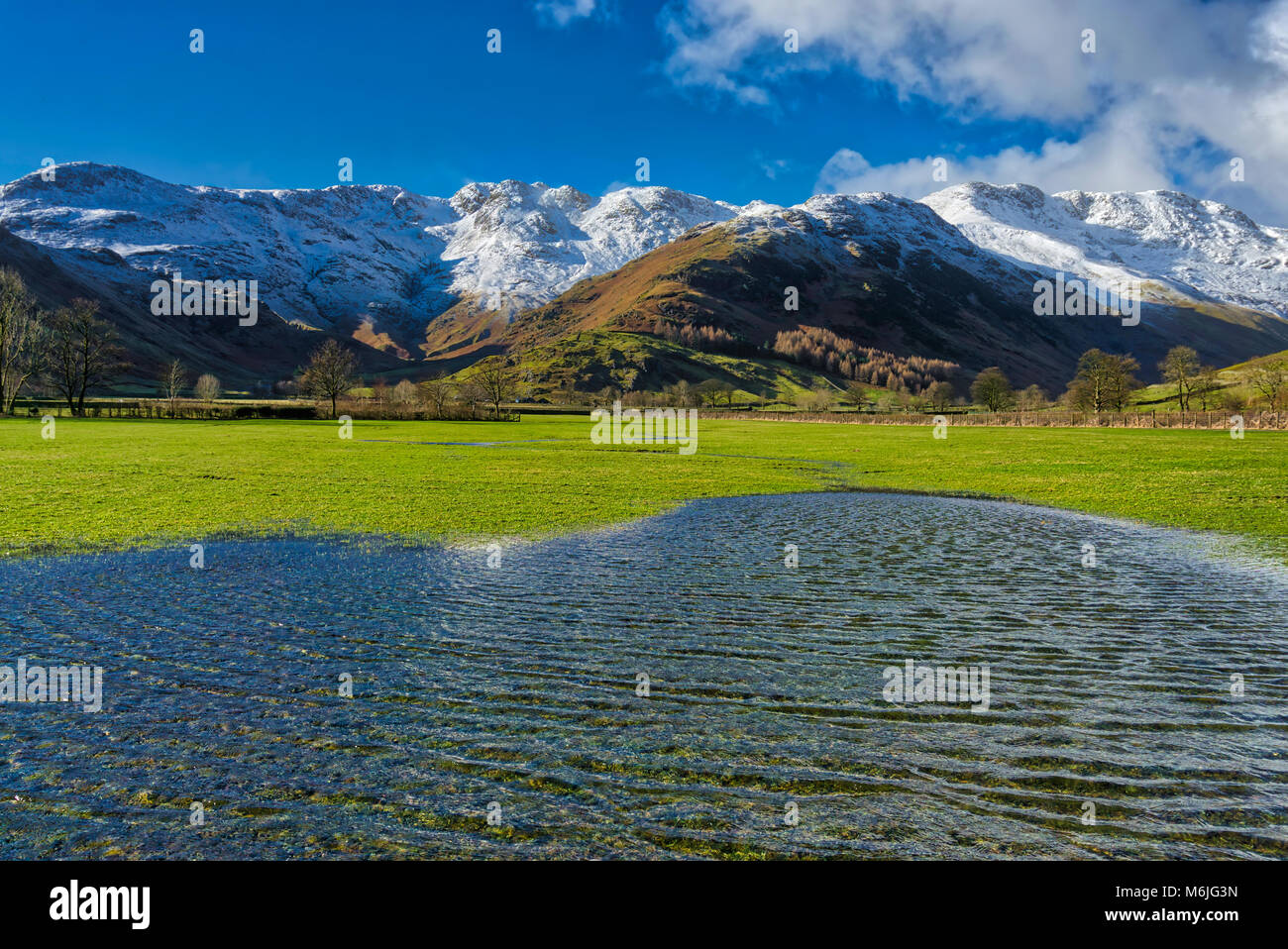 Einem überschwemmten Feld an der Spitze des Langdale mit Crinkle Crags auf Th Stockfoto