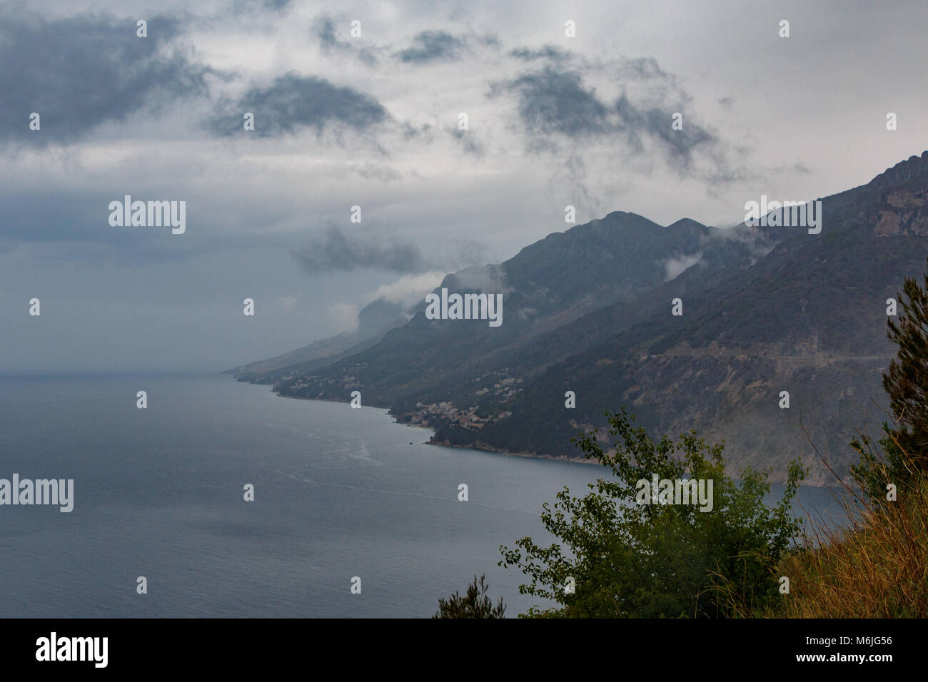 Die Adriatische Küste mit Bergen in Kroatien Stockfoto