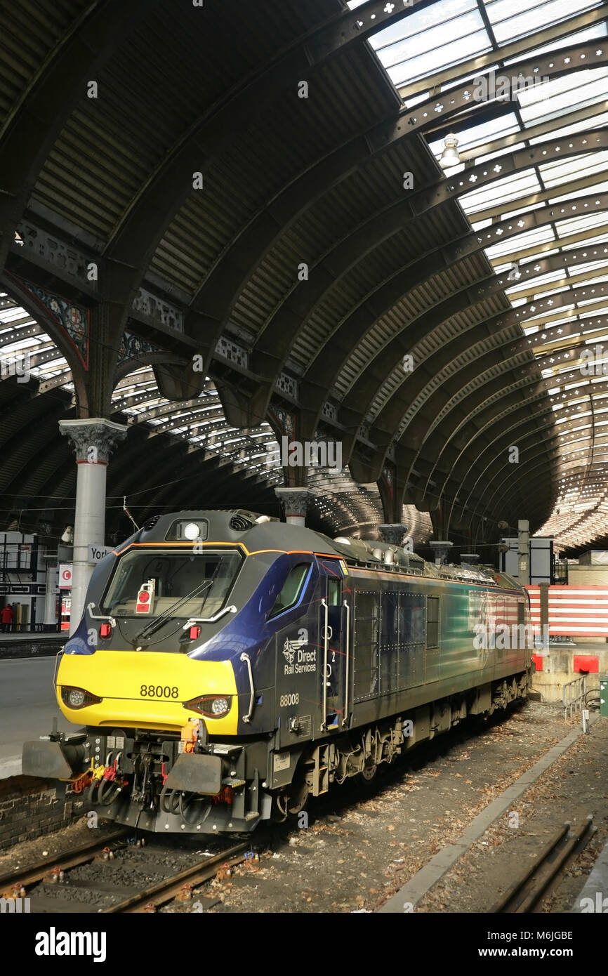 Direct Rail Services 88 Elektro-Diesellok 88008 'Ariadne', die von Stadler Rail Valencia gemacht (vormals Vossloh), in York, Großbritannien. Stockfoto