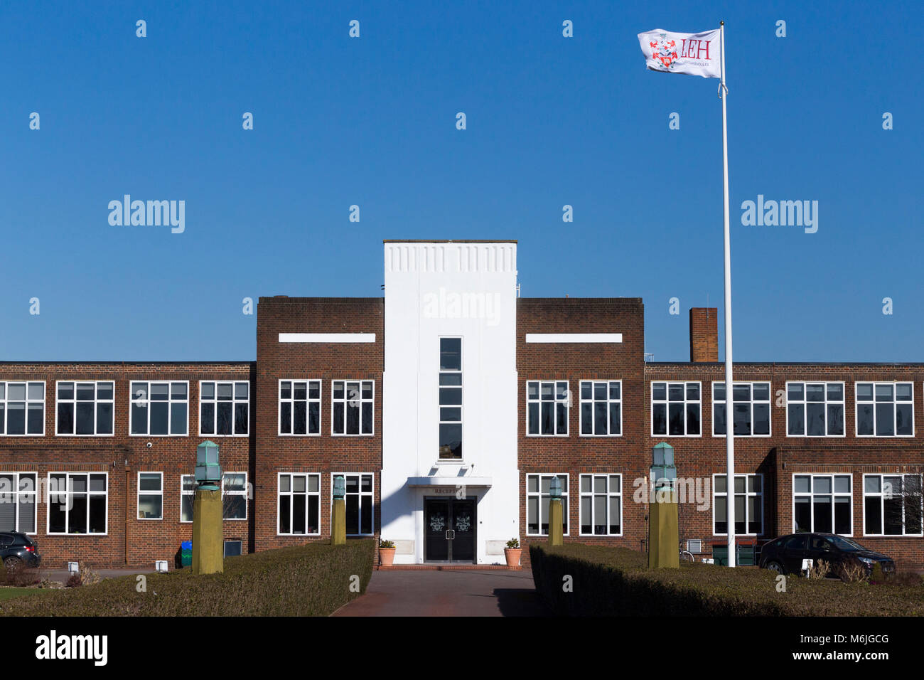 Vordere äußere Fassade der Lady Eleanor Holles Schule mit Flagge. Es ist eine unabhängige Schule für Mädchen in Hampton, London. (95) Stockfoto