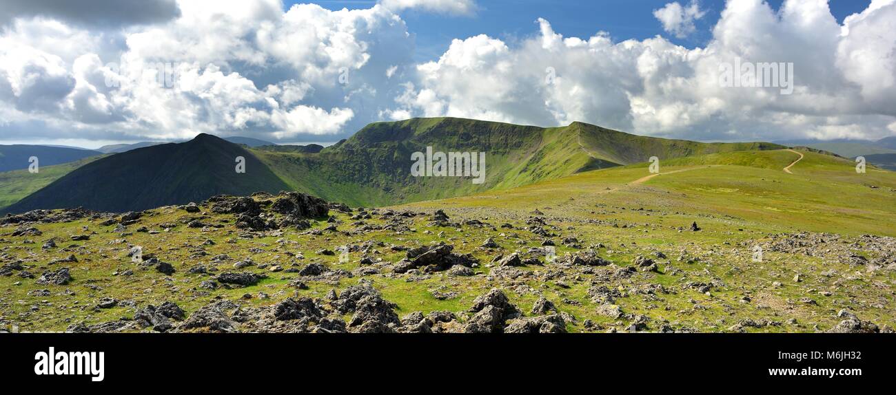 Foothpath entlang auf der weißen Seite und Helvellyn Stockfoto