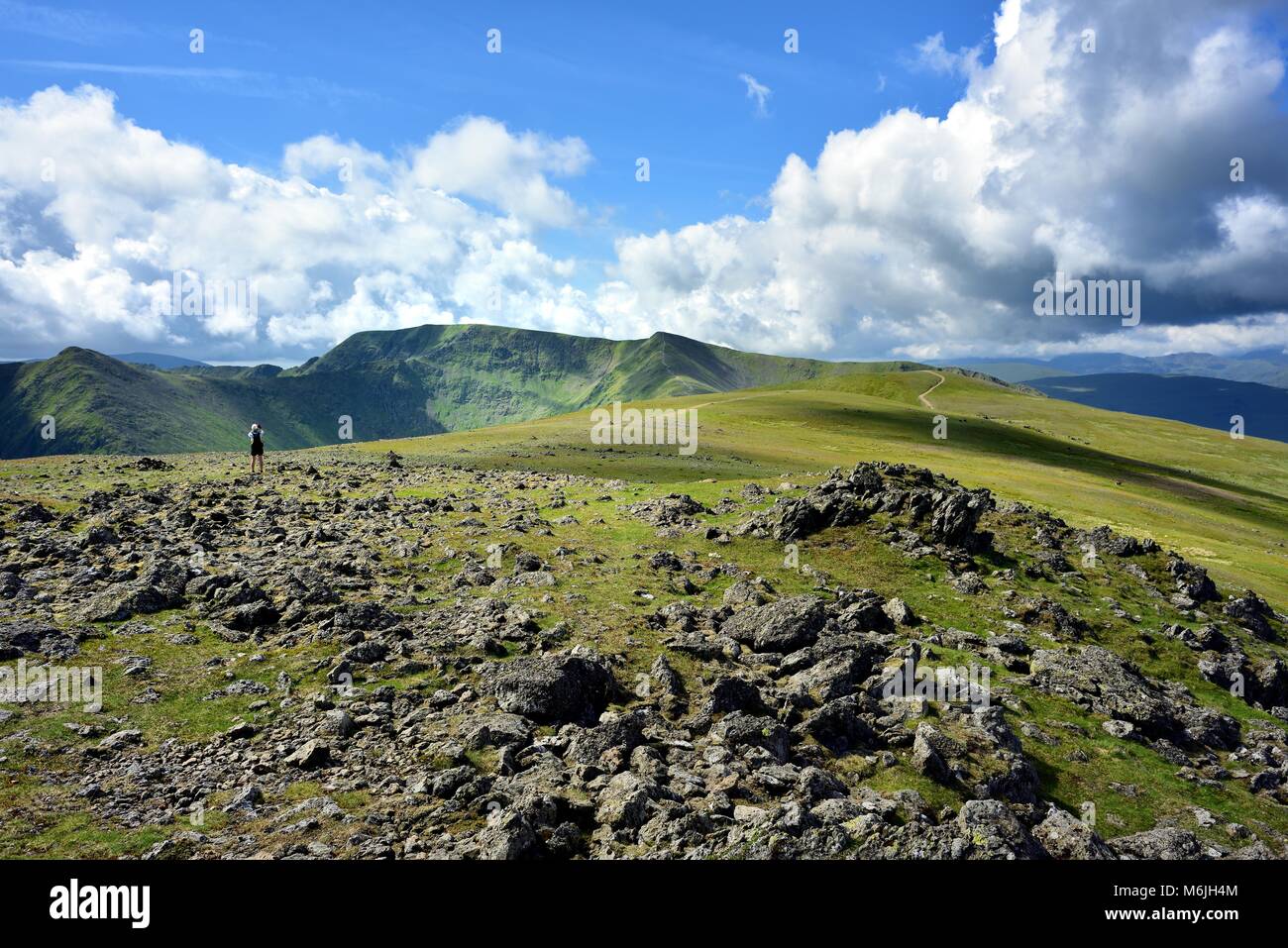 Einsamer Wanderer genießen Sie den Blick aus braunen Cove Stockfoto