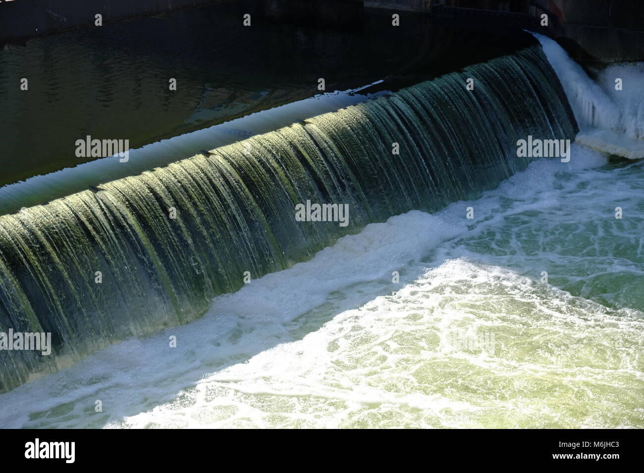 Eis im Fluss in der Mitte Berlins Stockfoto