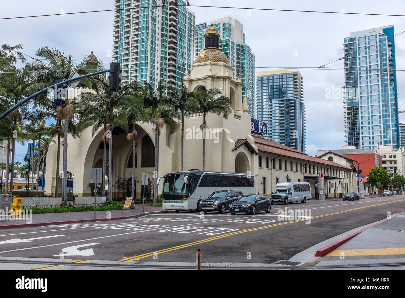 San Diego, Kalifornien, USA - Santa Fe Union Bahnhof für Züge. In der Spanischen Colonial Revival Stil eröffnet 1915. Innenstadt von San Diego. Stockfoto