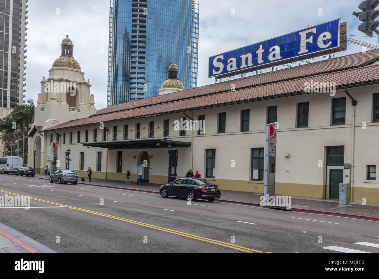 San Diego, Kalifornien, USA - Santa Fe Union Bahnhof für Züge. In der Spanischen Colonial Revival Stil eröffnet 1915. Innenstadt von San Diego. Stockfoto