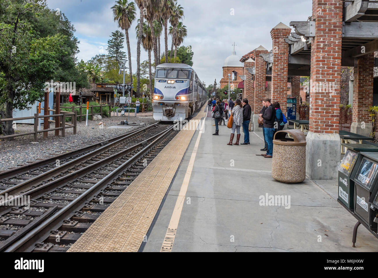 San Juan Capistrano, Kalifornien, USA - Amtrak Pacific Surfliner am Los Rios Bahnhof ankommen. Stockfoto