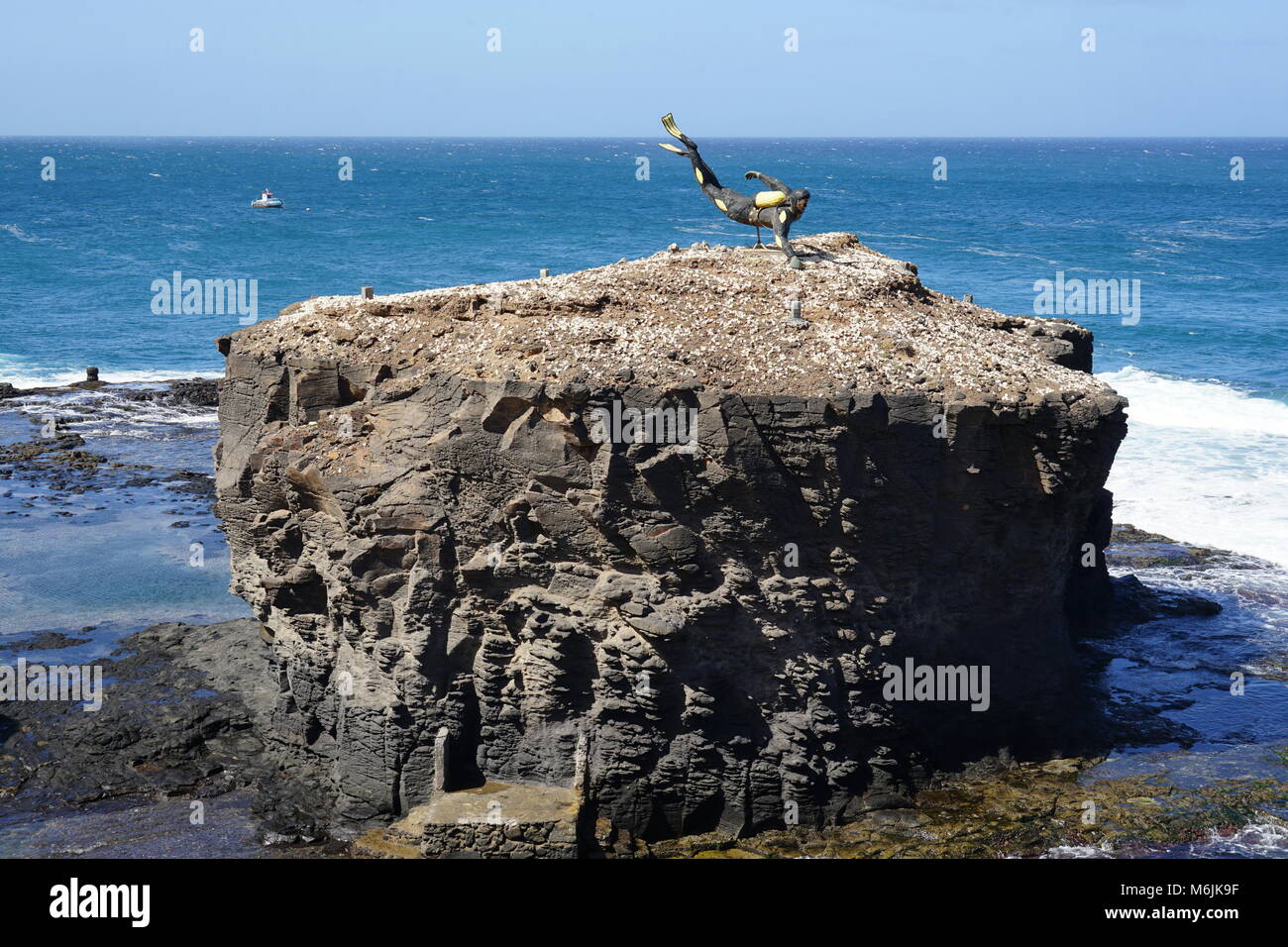 Scuba Diver Statue auf einem Felsen, mit Blick auf das Meer, Ponta do Sol, Santo Antao, Kap Verde Stockfoto