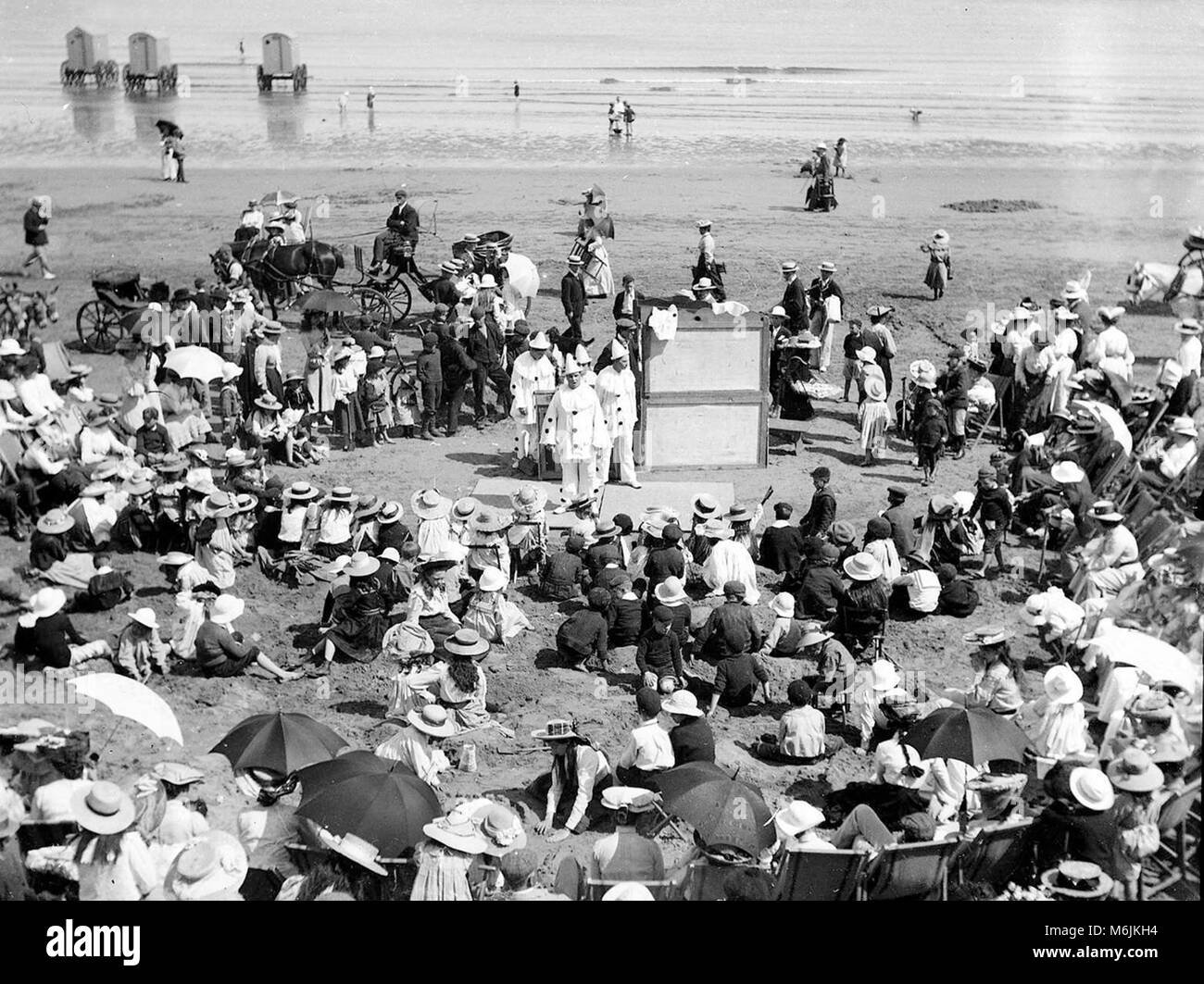Filey Seaside Beach Menge beobachten Pierrots Animateure in North Yorkshire 1899 Stockfoto