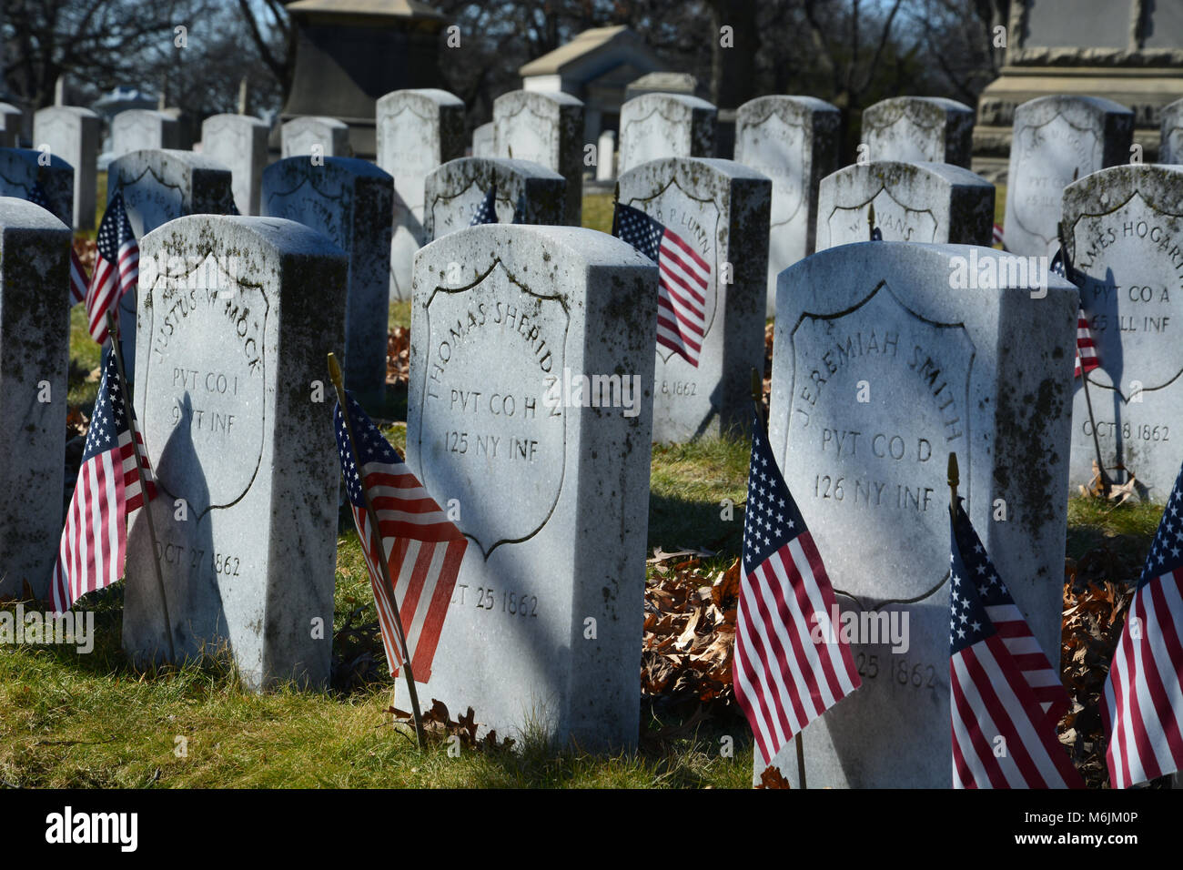 Amerikanische Fahnen sind die Grundsteine der Union Soldaten gepflanzt während des Bürgerkriegs im militärischen Bereich der Rosehill Cemetery in Chicago getötet Stockfoto