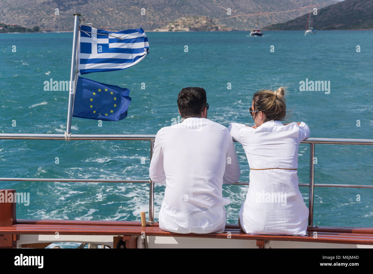 Paar auf der Rückseite des Ausflugsschiff der Rückkehr von Spinalonga, Elounda, Lasithi, Kreta (Kriti), Griechenland Stockfoto