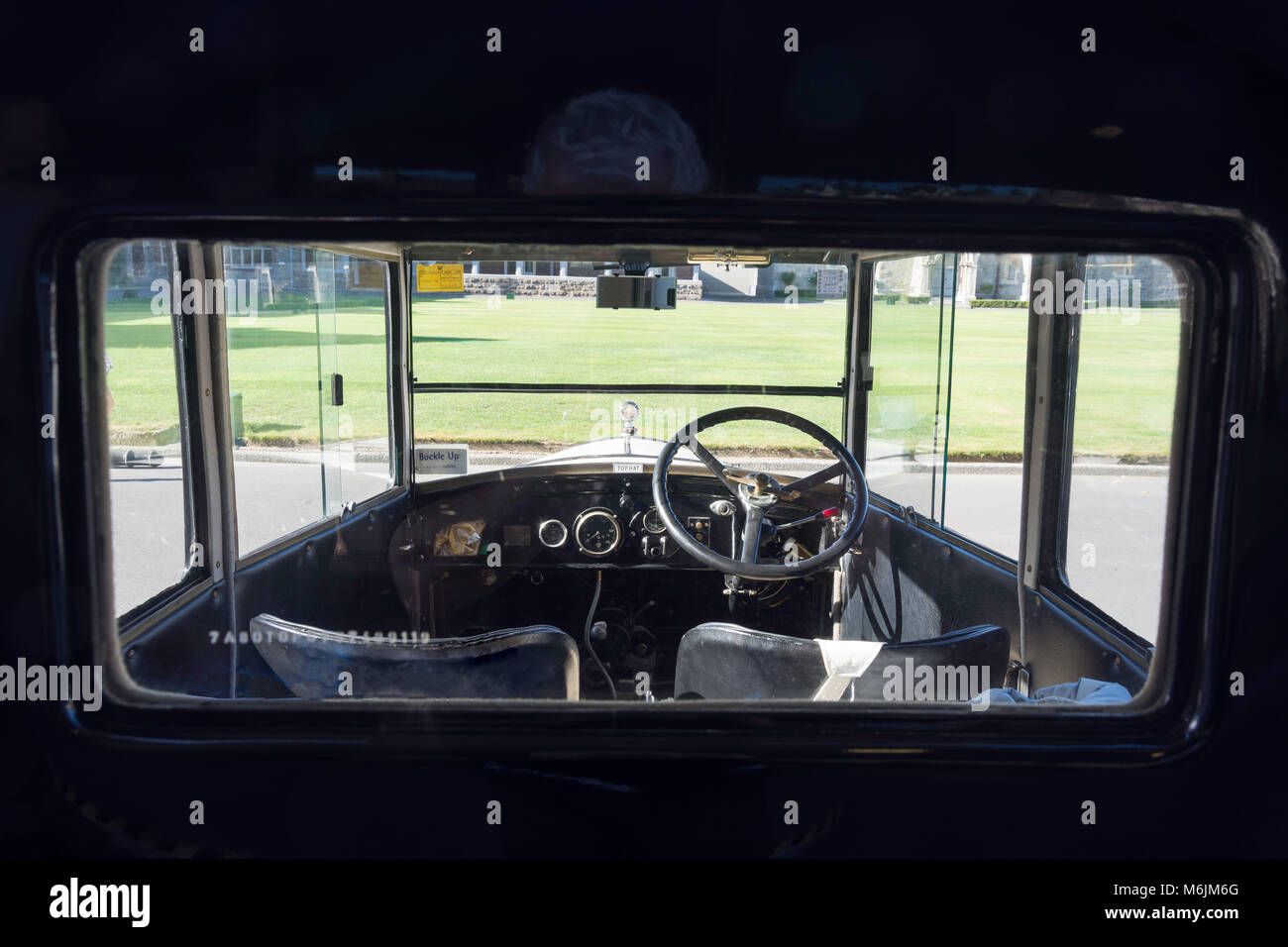 Armaturenbrett durch das Heckfenster von Austin 1928 7 Top Hat Limousine, Christchurch, Canterbury, Neuseeland Stockfoto