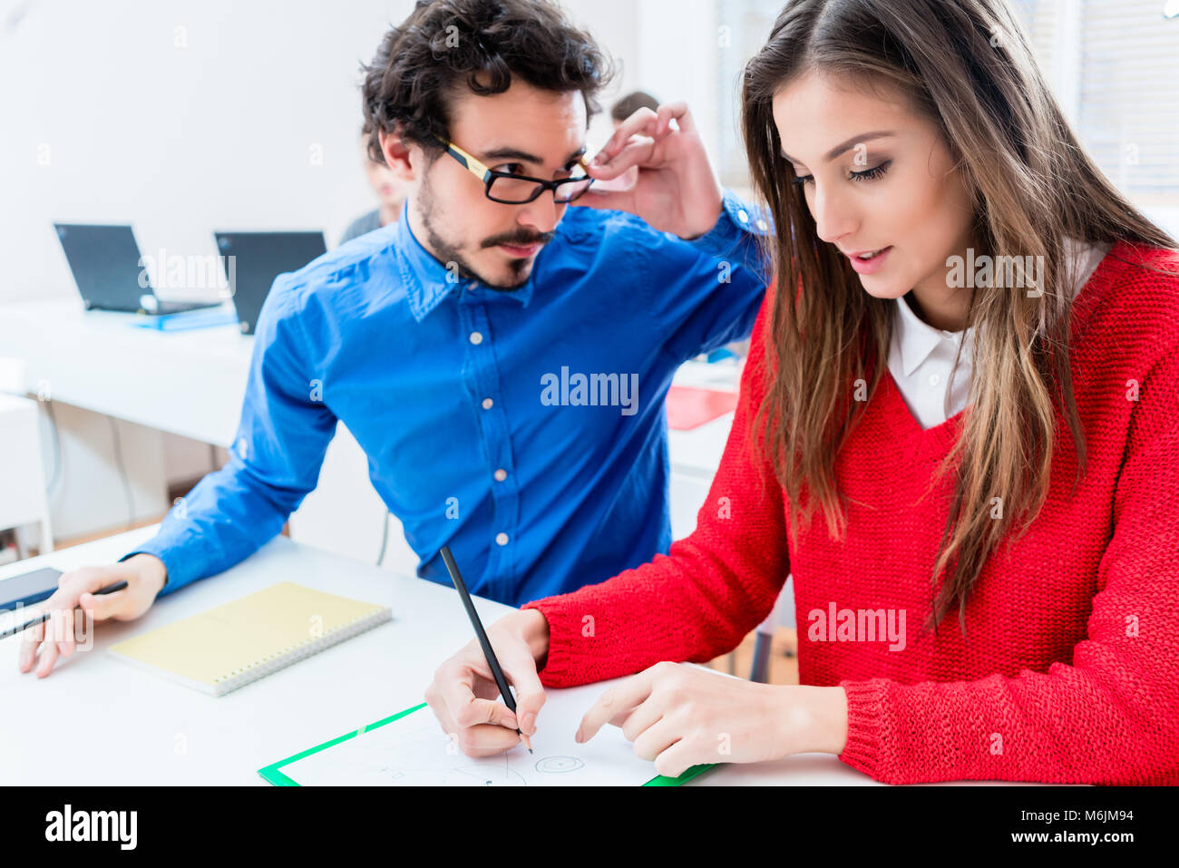 Frau und Mann als Studenten arbeiten zusammen Stockfoto