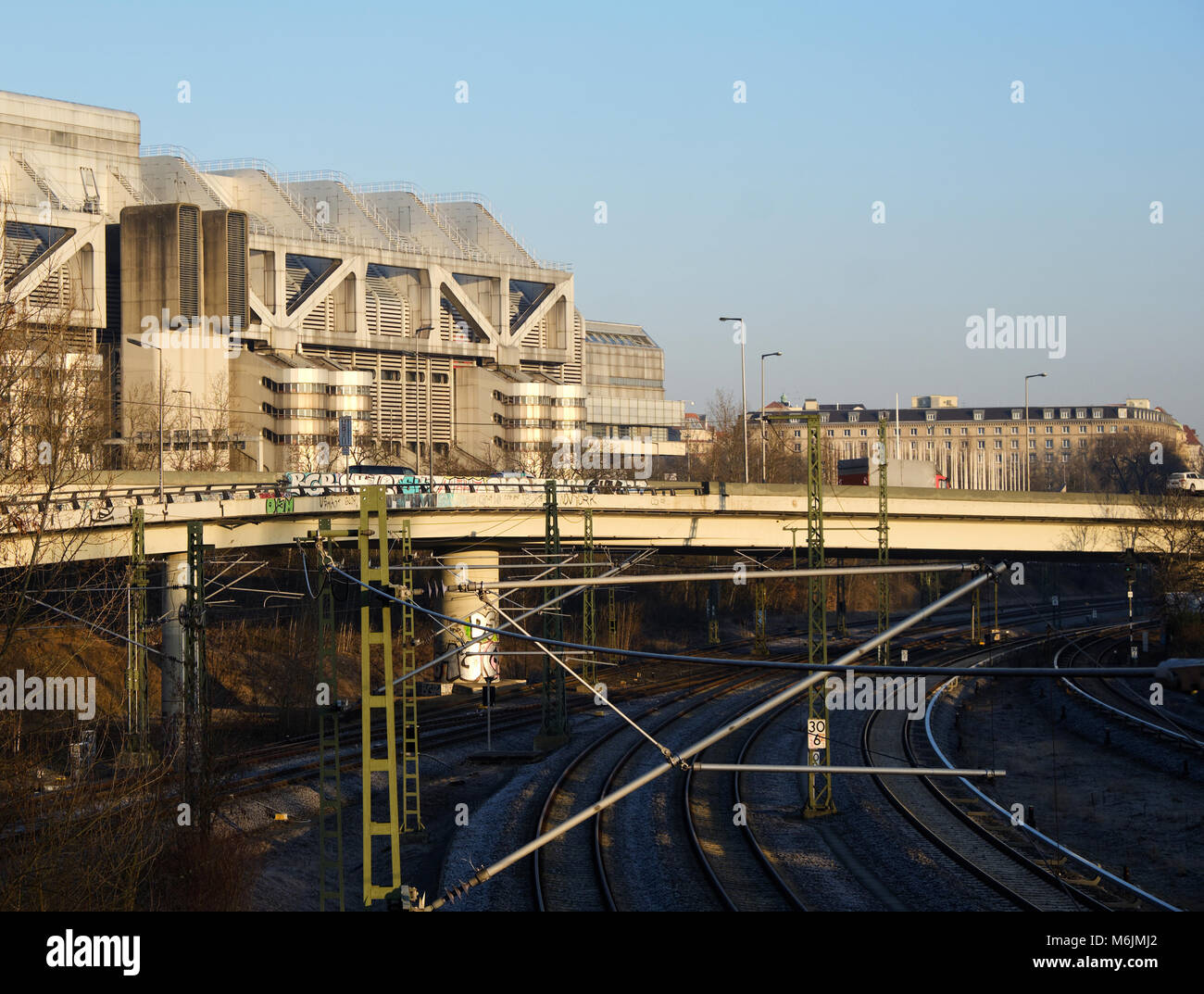 Berlin, Deutschland - 14. Februar 2018: Blick auf Berlin International Kongresszentrum und der Eisenbahnen Stockfoto