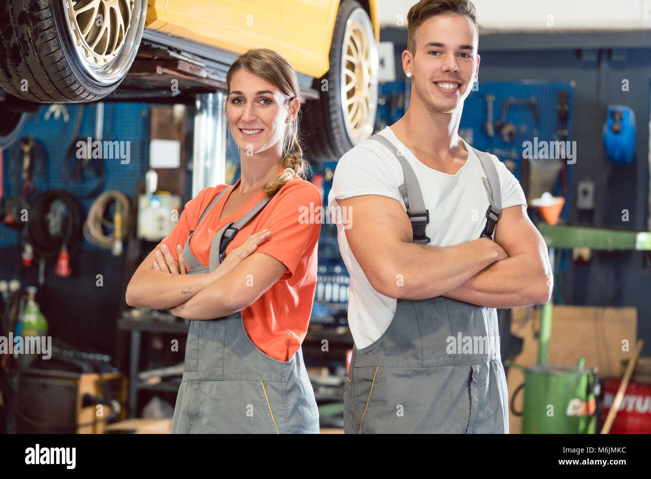 Porträt von zwei qualifizierten Kfz-Mechaniker bei Kamera schaut mit Vertrauen Stockfoto