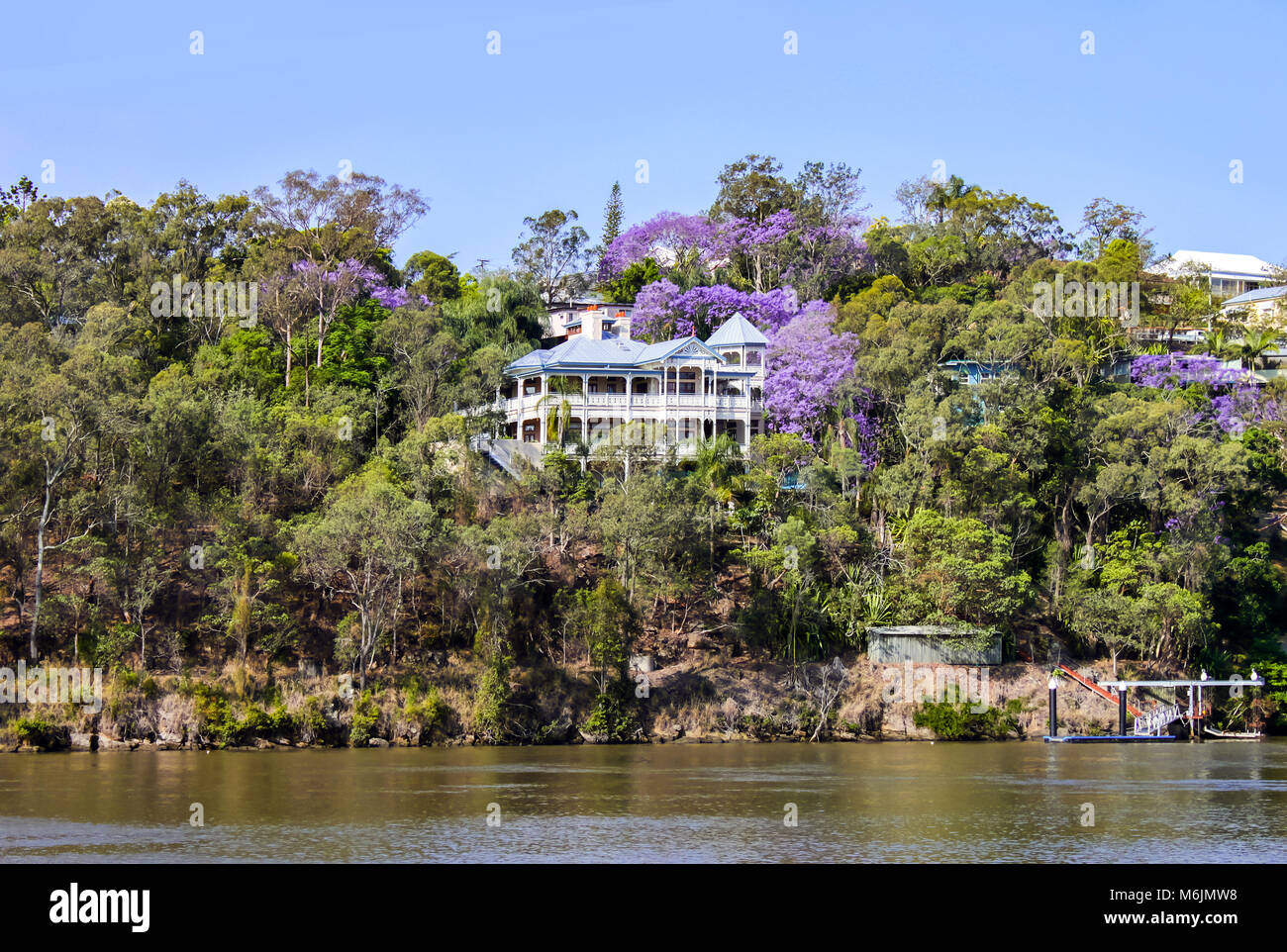 Traditionelle Queenslander House am Ufer des Flusses in Queensland Australien.jpg Stockfoto