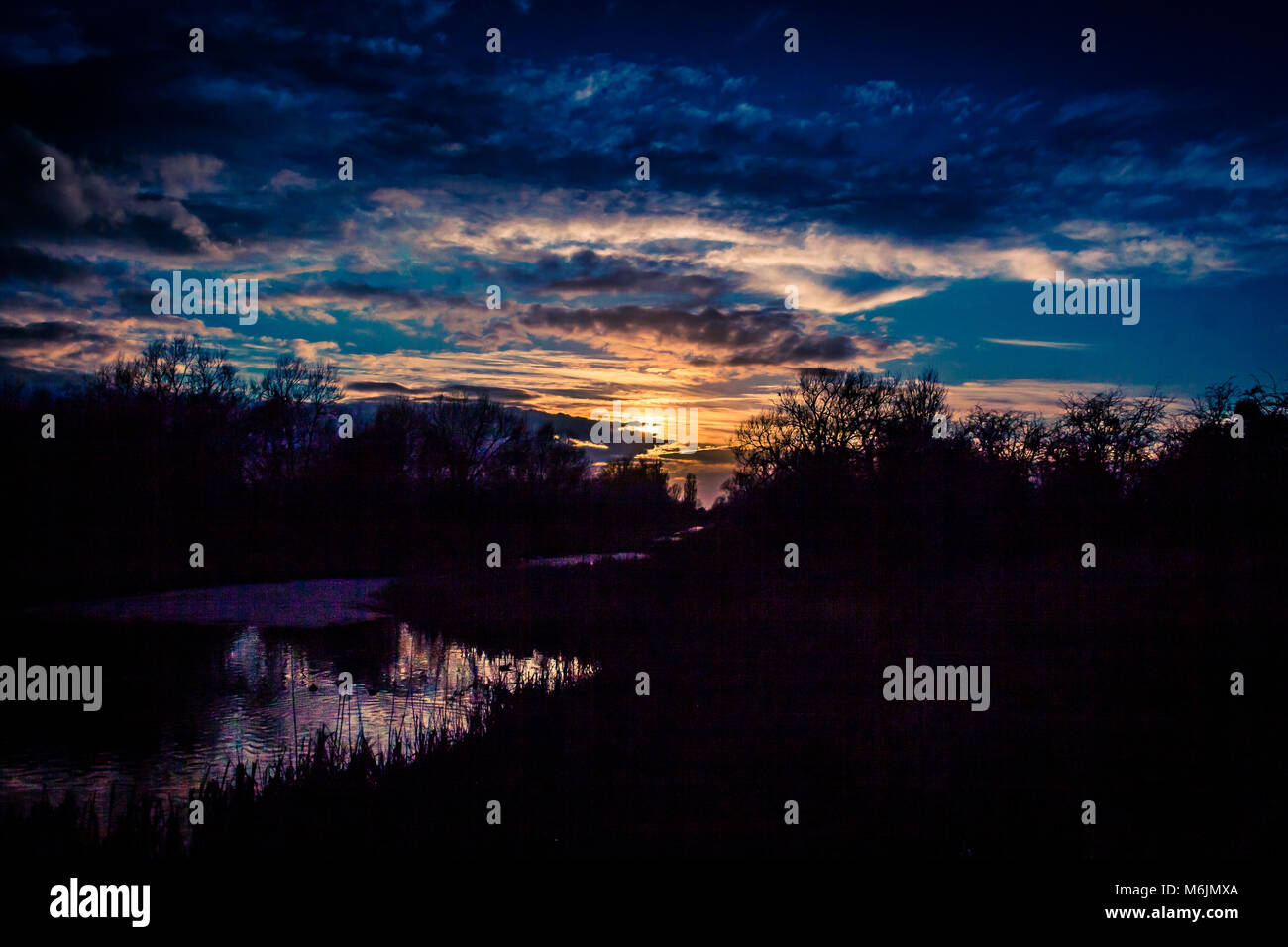 Coombe Hill Canal bei Sonnenuntergang Stockfoto