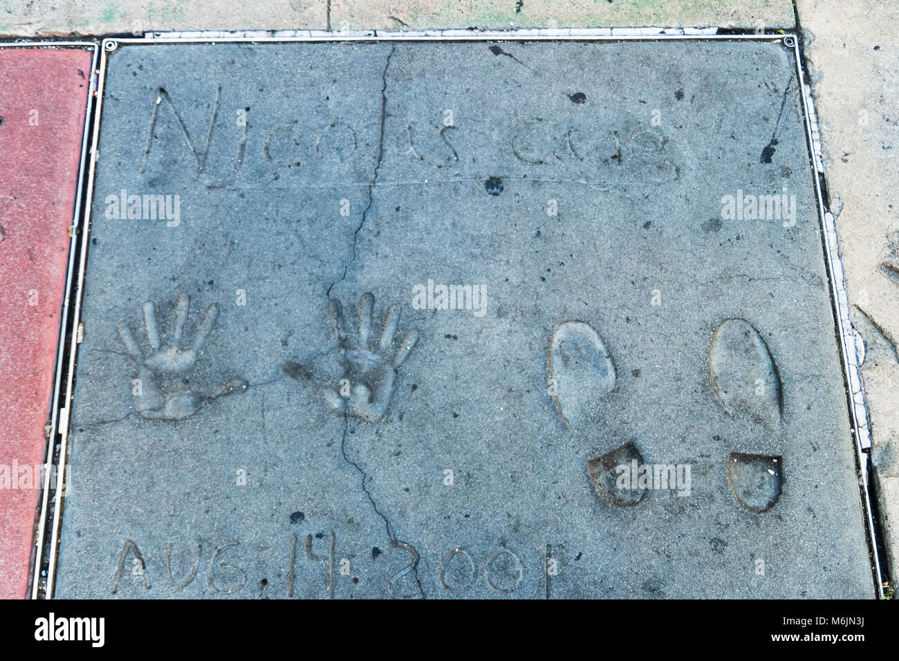 Handabdrücke und Spuren des berühmten amerikanischen Schauspieler Matt Damon auf dem Boden hinter der TCL Grauman Chines Stockfoto