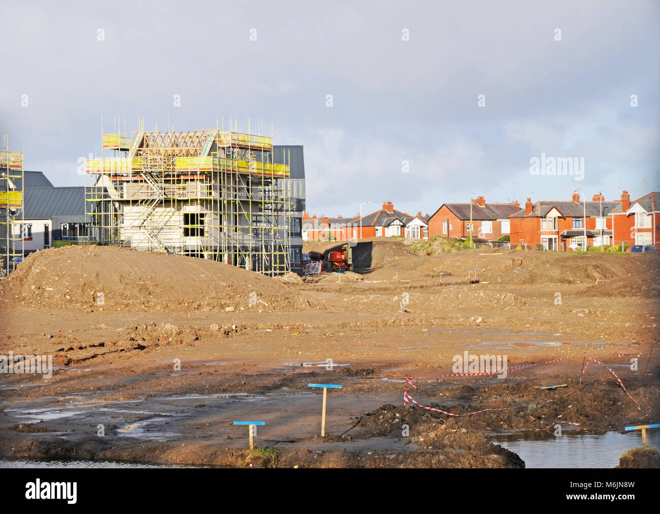 Neue Builds gebaut, wo drei mehrstöckige Wohnblocks abgerissen wurden. (unter Abriss, Explosion sehen). Blackpool Lancashire England Großbritannien Stockfoto