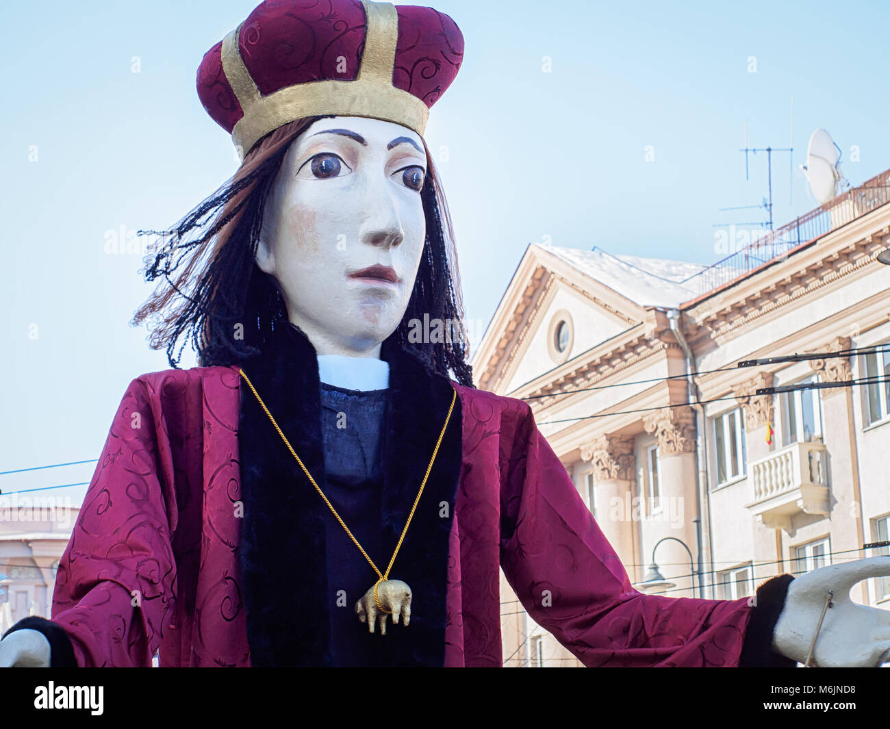 Riesige Figur des Heiligen Kasimir Durchführung von traditionellen theatralischen Kasjukas (Saint Casimirs) Prozession in Vilnius, Litauen Stockfoto