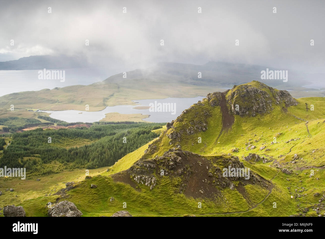 Niedrige Cloud Umgebung Jurassic Felsformationen, trotternish Halbinsel, Innere Hebriden, Isle of Skye, Schottland, August Stockfoto