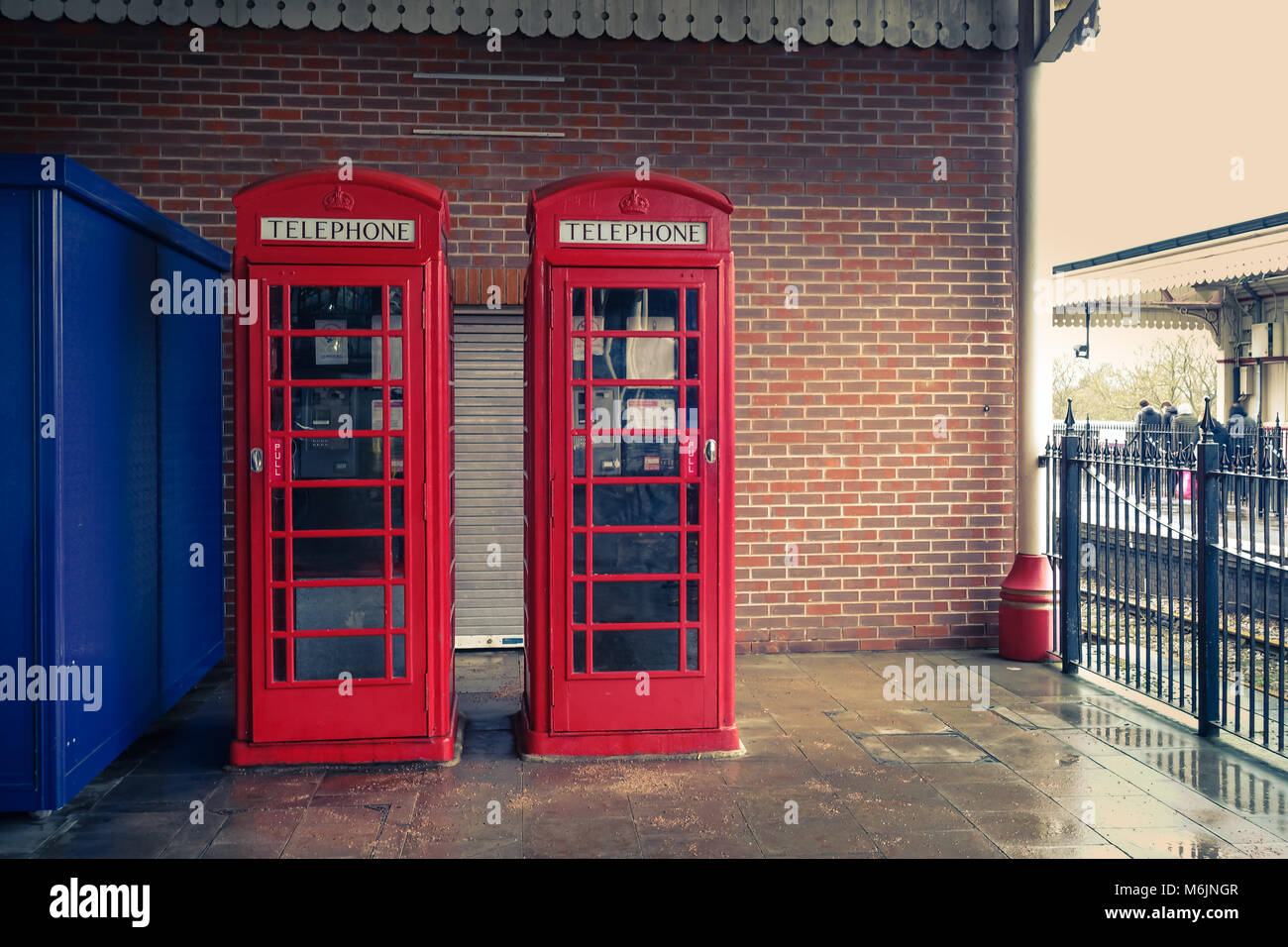 Ein paar rd Telefonzellen im Windsor Bahnhof. Stockfoto