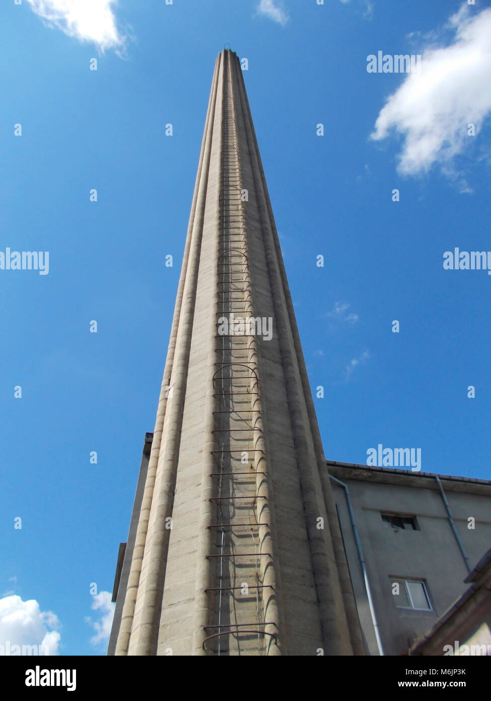 Schornstein, Leiter, Pfad nach oben, Himmel, Vorne Stockfoto