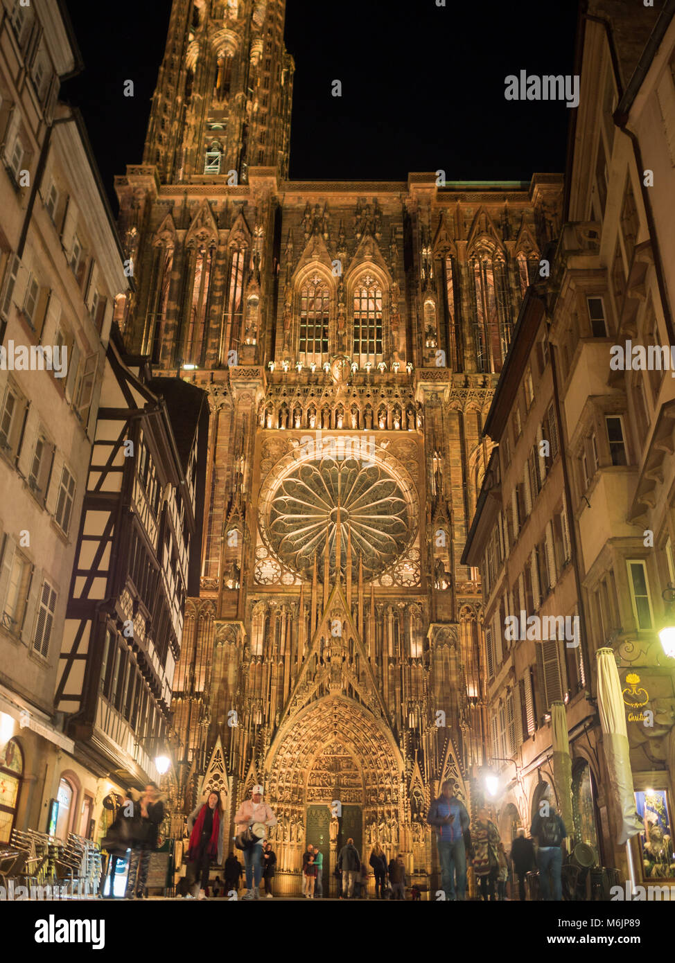 Kathedrale von Straßburg erhebt sich zwischen der Straße Gebäude Stockfoto