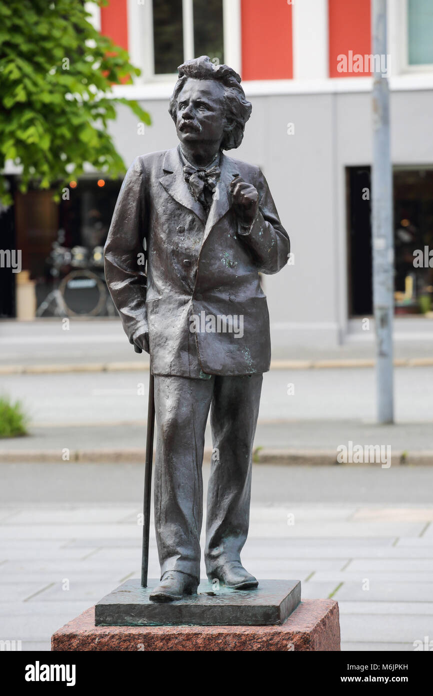 Skulptur des berühmten norwegischen Komponisten Edvard Grieg in der Nähe von Grieg Halle in Bergen, Norwegen Stockfoto