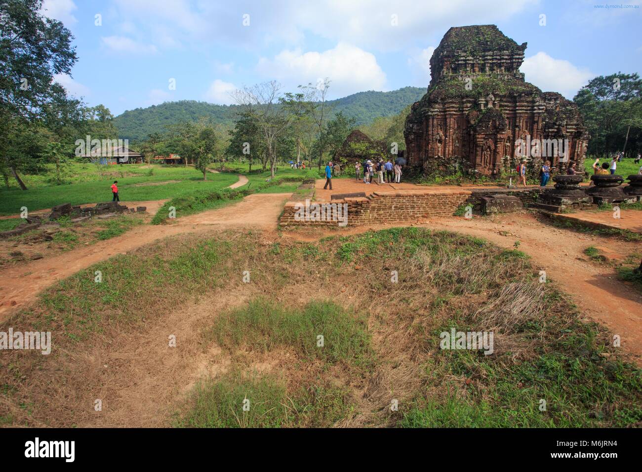Ein großes Loch markiert, in denen ein US-Bombe während des Vietnam Krieges auf meinen Sohn Heiligtum fallengelassen wurde, qang Nam Provinz, Vietnam Stockfoto