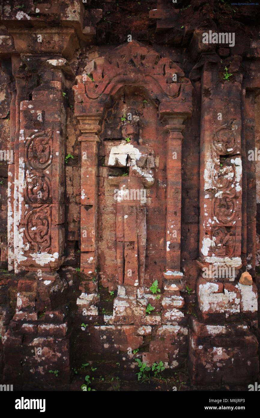 Durcheinander Mauerwerk und Hindu Schnitzereien an Meinem Sohn Heiligtum, qang Nam Provinz, Vietnam Stockfoto
