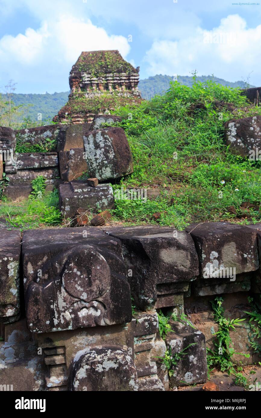 Durcheinander Mauerwerk und Hindu Schnitzereien an Meinem Sohn Heiligtum, qang Nam Provinz, Vietnam Stockfoto