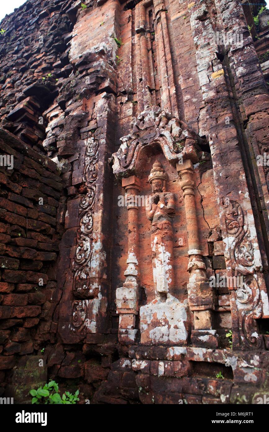 Durcheinander Mauerwerk und Hindu Schnitzereien an Meinem Sohn Heiligtum, qang Nam Provinz, Vietnam Stockfoto