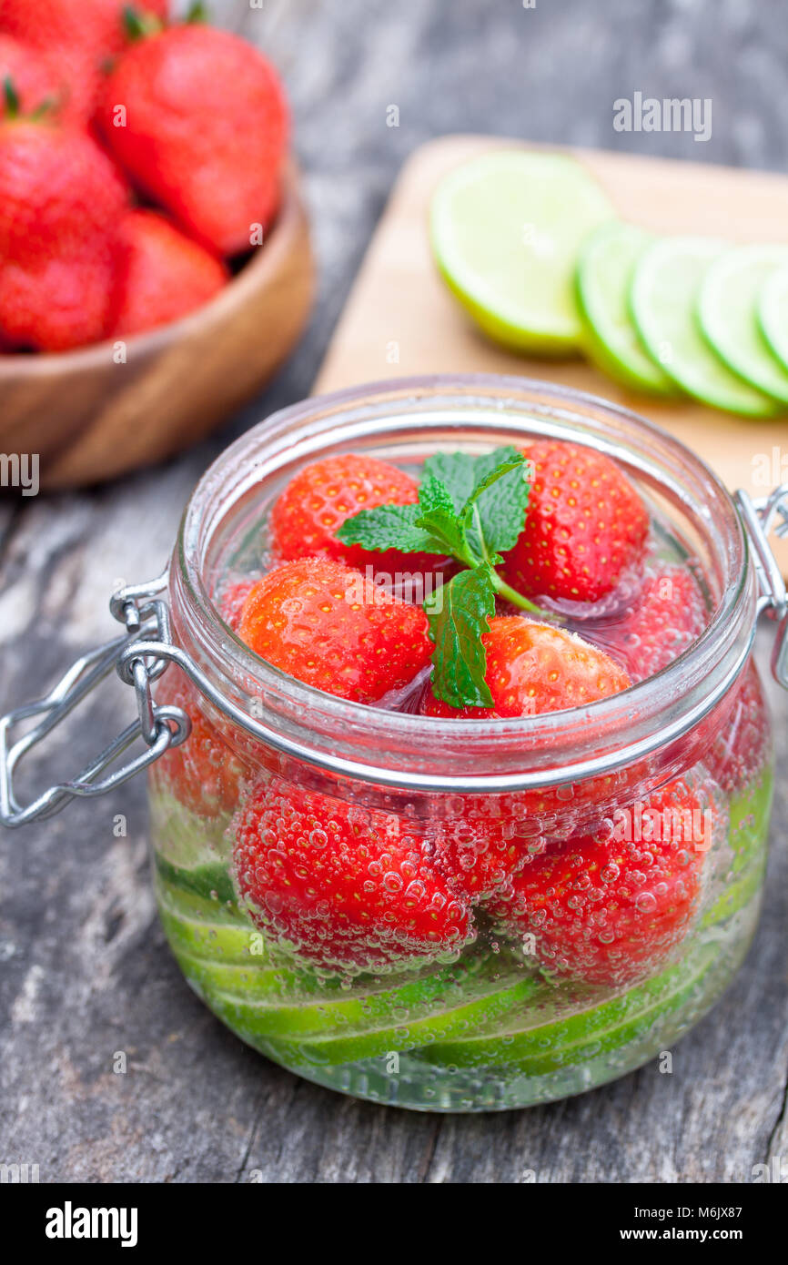 Hausgemachte Obst Drink mit Erdbeere Stockfoto