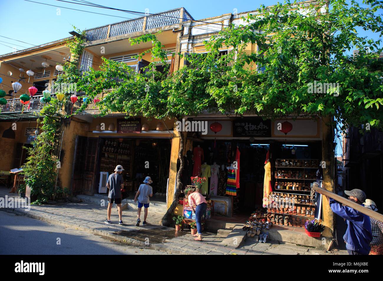 Touristische Geschäfte und Laternen in den Straßen der Altstadt von Hoi An, Vietnam Stockfoto