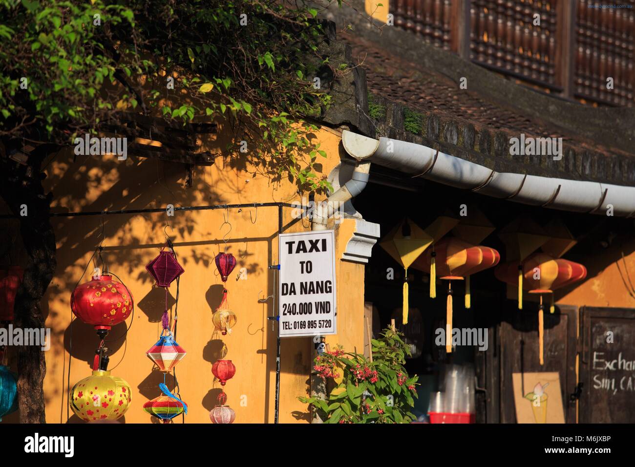 Leuchtend gelbe Wände, bunte Laternen und Schiefer Dächer sind Merkmale der Altstadt von Hoi An, Vietnam Stockfoto