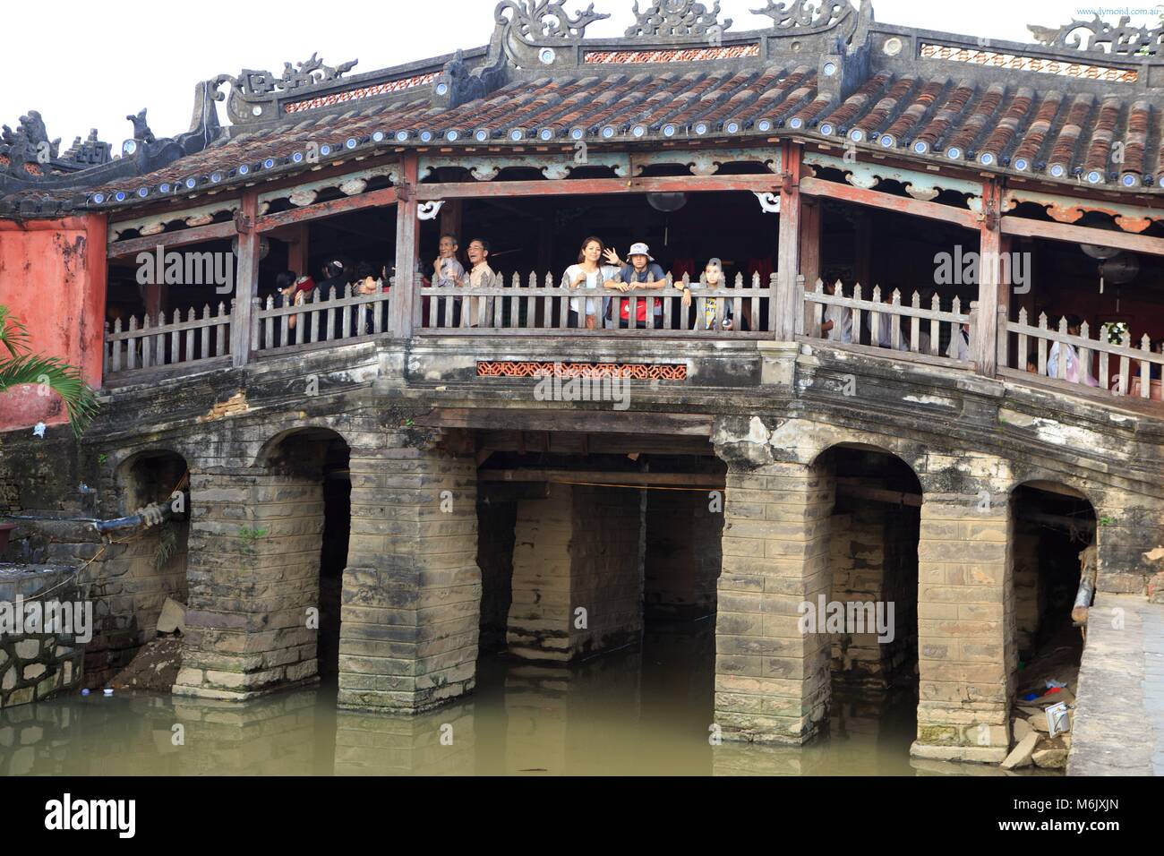 Touristen posieren für Fotos auf die japanische Brücke in Hoi An, Vietnam Stockfoto