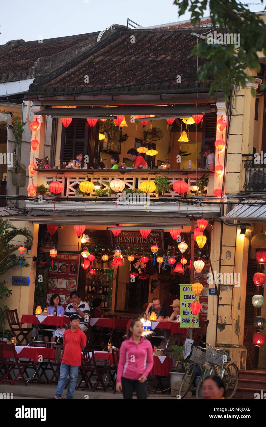 Thanh Phuong Restaurant in der Dämmerung am Bach Dang Street in der Altstadt von Hoi An, Vietnam Stockfoto