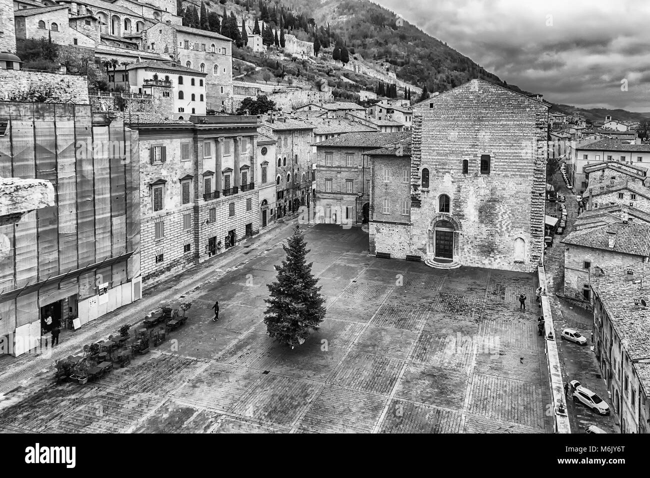 Luftaufnahme von Piazza Grande, malerischen Hauptplatz in Gubbio, eine der schönsten mittelalterlichen Städte in Italien Stockfoto