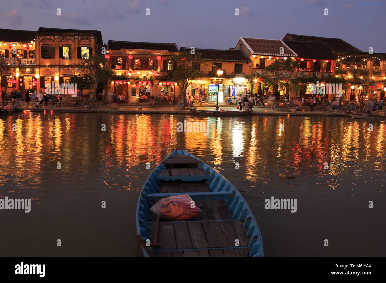 Holz- Boote auf dem Thu Bon Fluss gegenüber Bach Dang Street in der Altstadt von Hoi An, Vietnam Stockfoto