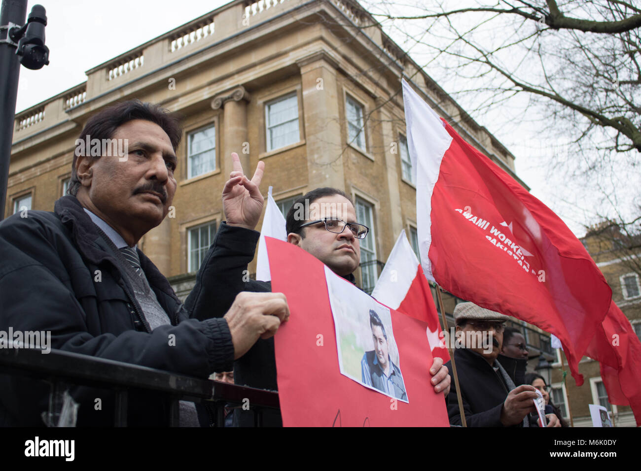 Die awami Arbeiterpartei Aktivisten protestieren außerhalb der Downing Street 4. März 2018 in London. Sie protestieren für die ethnische Minderheit in Pakistan. Stockfoto