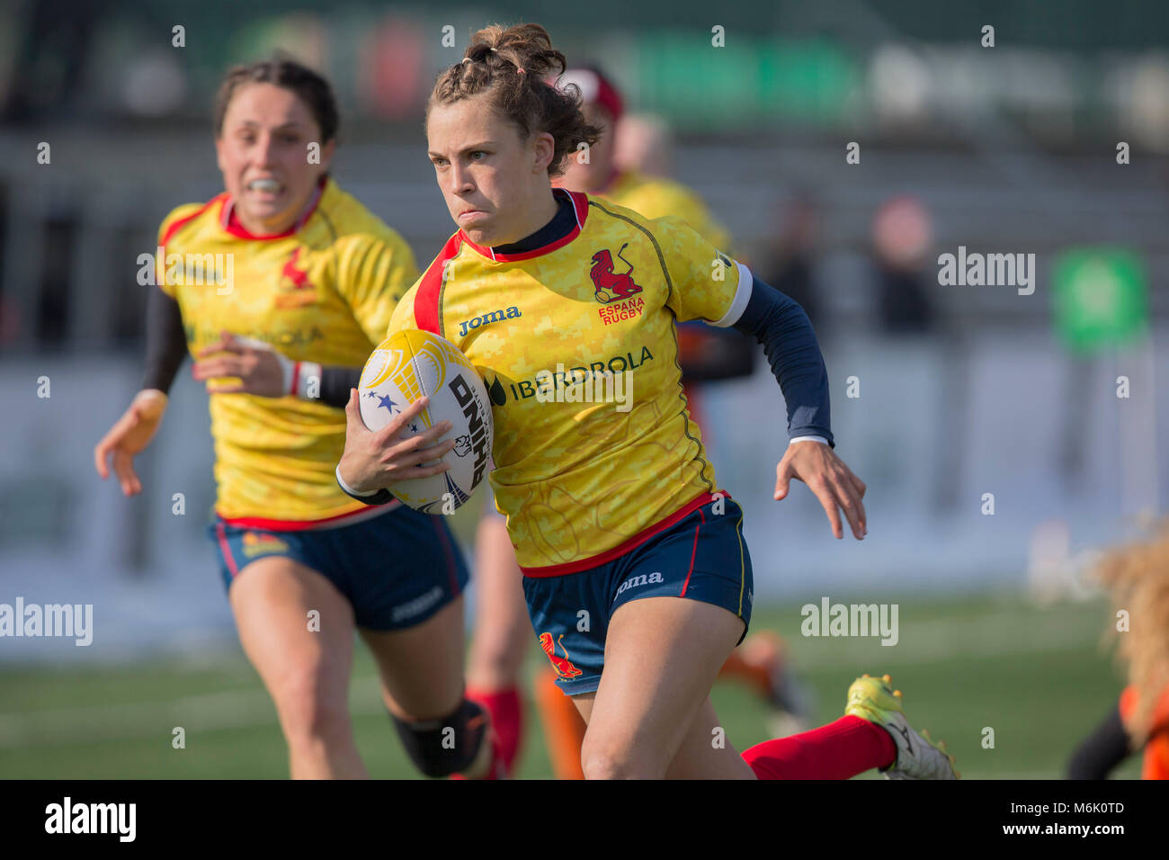 03 März 2018, Belgien, Brüssel: Women's Rugby Union, Finale der Rugby Europa XV Meisterschaft 2018, Spanien vs Niederlande. Spaniens Iera Echeberria (15), die für die niederländischen versuchen. - Keine LEITUNG SERVICE - Foto: Jürgen Keßler/dpa Stockfoto