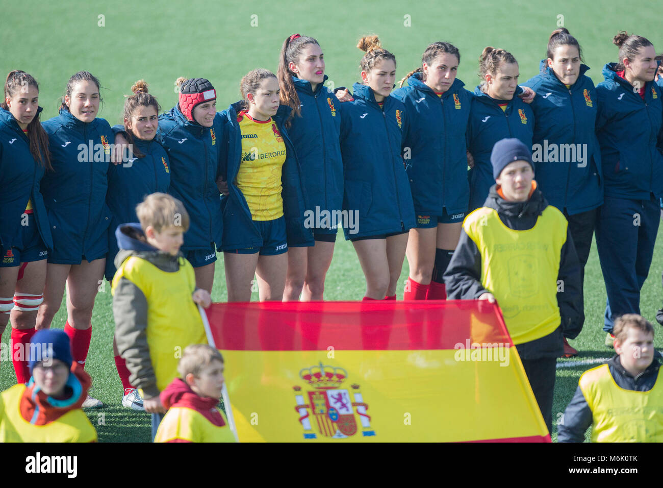 03 März 2018, Belgien, Brüssel: Women's Rugby Union, Finale der Rugby Europa XV Meisterschaft 2018, Spanien vs Niederlande. Spanische Team während der Nationalhymne. - Keine LEITUNG SERVICE - Foto: Jürgen Keßler/dpa Stockfoto