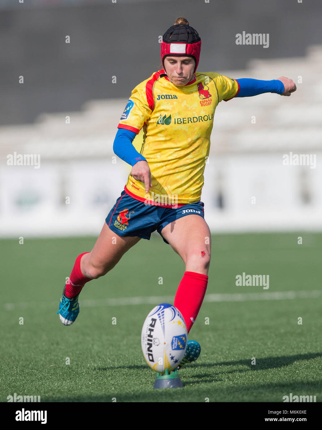 03 März 2018, Belgien, Brüssel: Women's Rugby Union, Finale der Rugby Europa XV Meisterschaft 2018, Spanien vs Niederlande. Von Spanien Maria Ahistorische treten eine Konvertierung. Foto: Jürgen Keßler/dpa Stockfoto