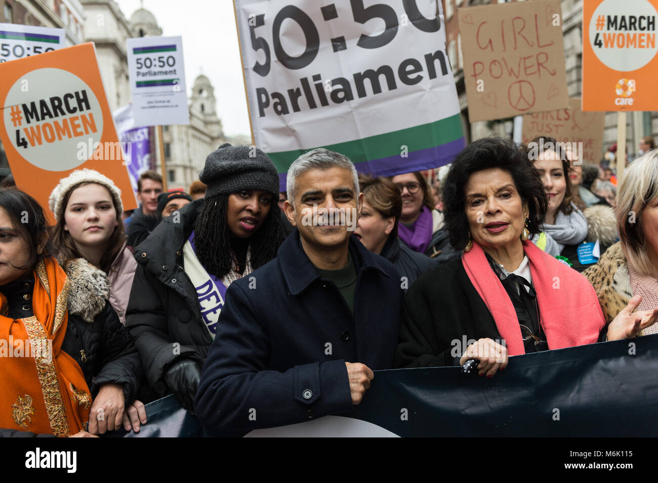London, Großbritannien. 4. März, 2018. Dawn Butler MP (3L), Bürgermeister von London Sadiq Khan (C) und Aktivistin Bianca Jagger (2R) schlossen sich Tausende von Menschen, darunter Politiker, Prominente und Aktivisten Marsch von den Häusern des Parlaments zu einer Kundgebung auf dem Trafalgar Square in London während der jährlichen März 4 Frauen Internationaler Frauentag und 100 Jahre da Frauen im Vereinigten Königreich erstmals zu kennzeichnen das Wahlrecht erlangt. Die Veranstaltung, die von CARE International organisiert und soll die Ungleichheit konfrontiert, die von Frauen und Mädchen auf der ganzen Welt und die Kampagne für die Gleichstellung der Geschlechter und die Rechte der Frauen weltweit zu markieren. Credit: Wiktor Szymanowic Stockfoto